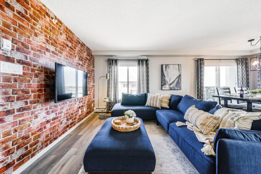 Bright Luxe Condo, Ac, Top Floor, King Bed, Balcony! Edmonton Exterior photo