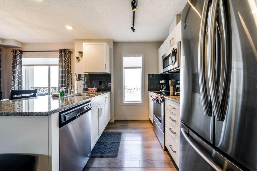 Bright Luxe Condo, Ac, Top Floor, King Bed, Balcony! Edmonton Exterior photo