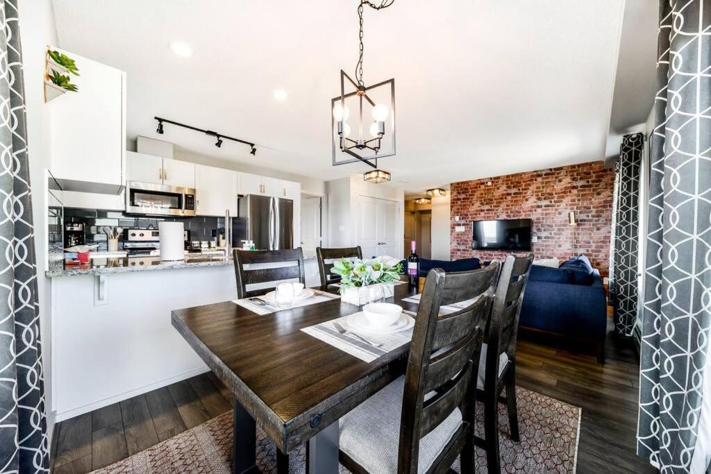 Bright Luxe Condo, Ac, Top Floor, King Bed, Balcony! Edmonton Exterior photo