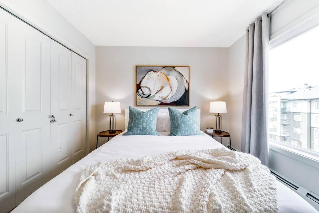 Bright Luxe Condo, Ac, Top Floor, King Bed, Balcony! Edmonton Exterior photo