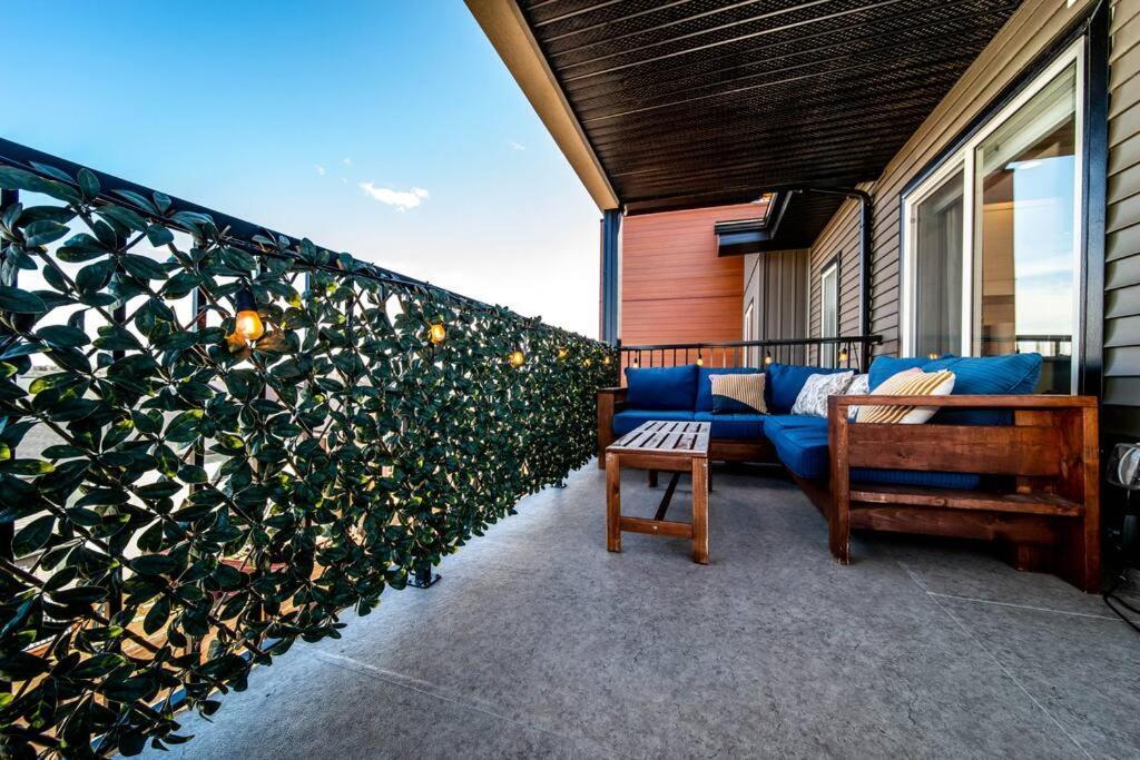 Bright Luxe Condo, Ac, Top Floor, King Bed, Balcony! Edmonton Exterior photo
