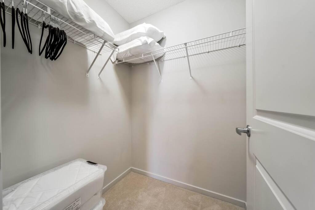 Bright Luxe Condo, Ac, Top Floor, King Bed, Balcony! Edmonton Exterior photo