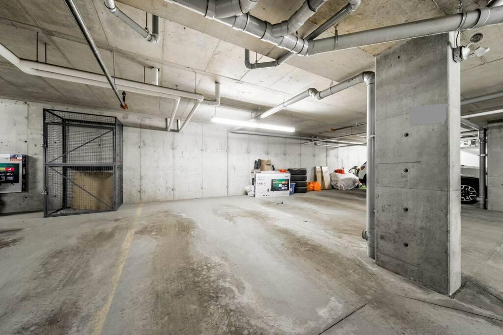 Bright Luxe Condo, Ac, Top Floor, King Bed, Balcony! Edmonton Exterior photo