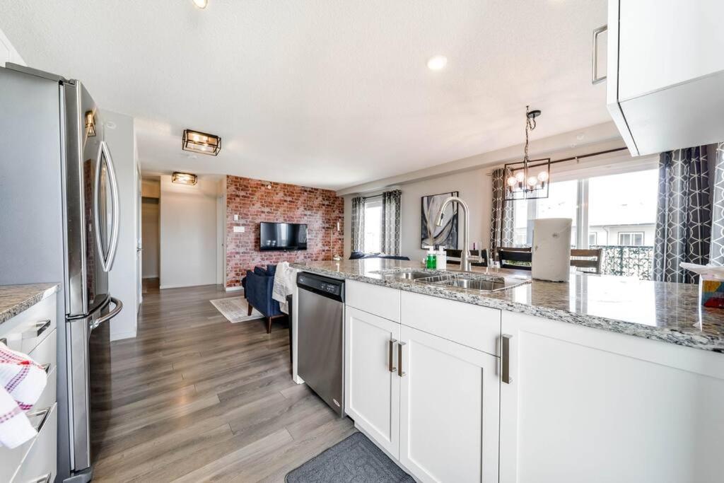 Bright Luxe Condo, Ac, Top Floor, King Bed, Balcony! Edmonton Exterior photo