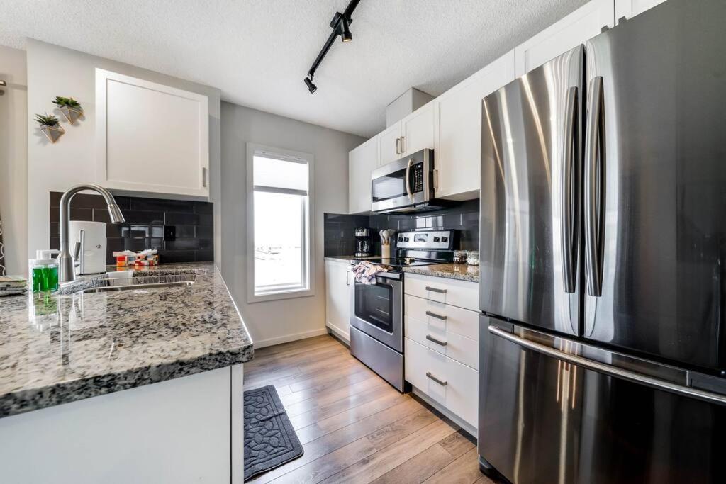 Bright Luxe Condo, Ac, Top Floor, King Bed, Balcony! Edmonton Exterior photo
