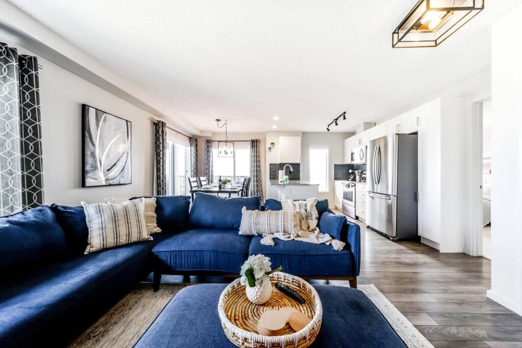 Bright Luxe Condo, Ac, Top Floor, King Bed, Balcony! Edmonton Exterior photo