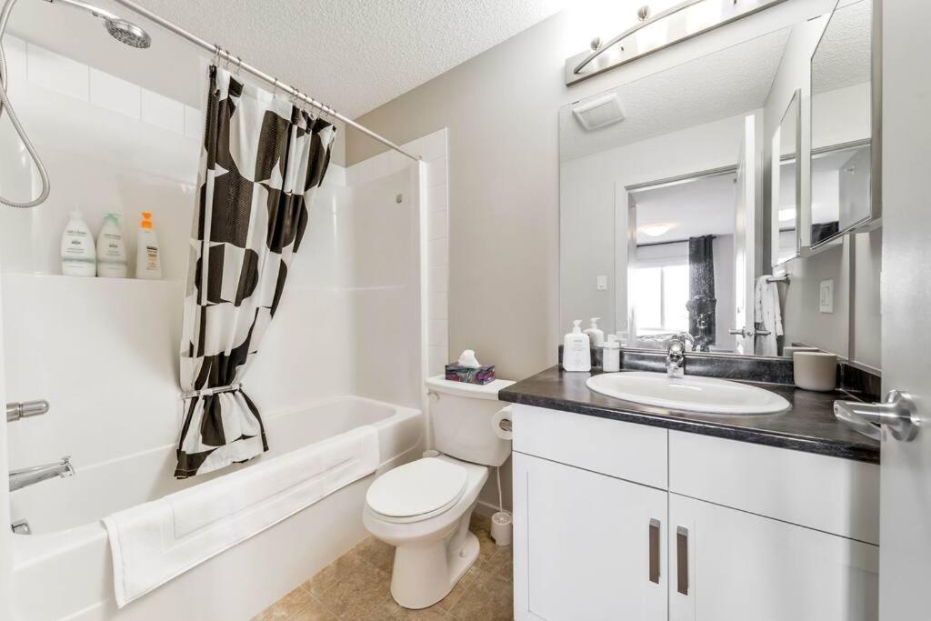 Bright Luxe Condo, Ac, Top Floor, King Bed, Balcony! Edmonton Exterior photo