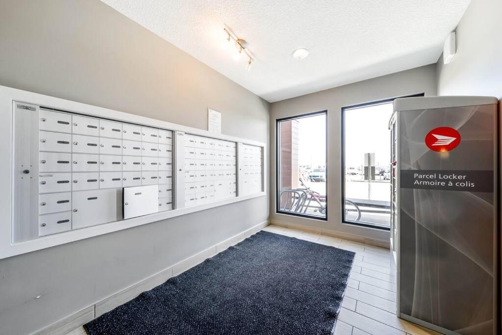 Bright Luxe Condo, Ac, Top Floor, King Bed, Balcony! Edmonton Exterior photo