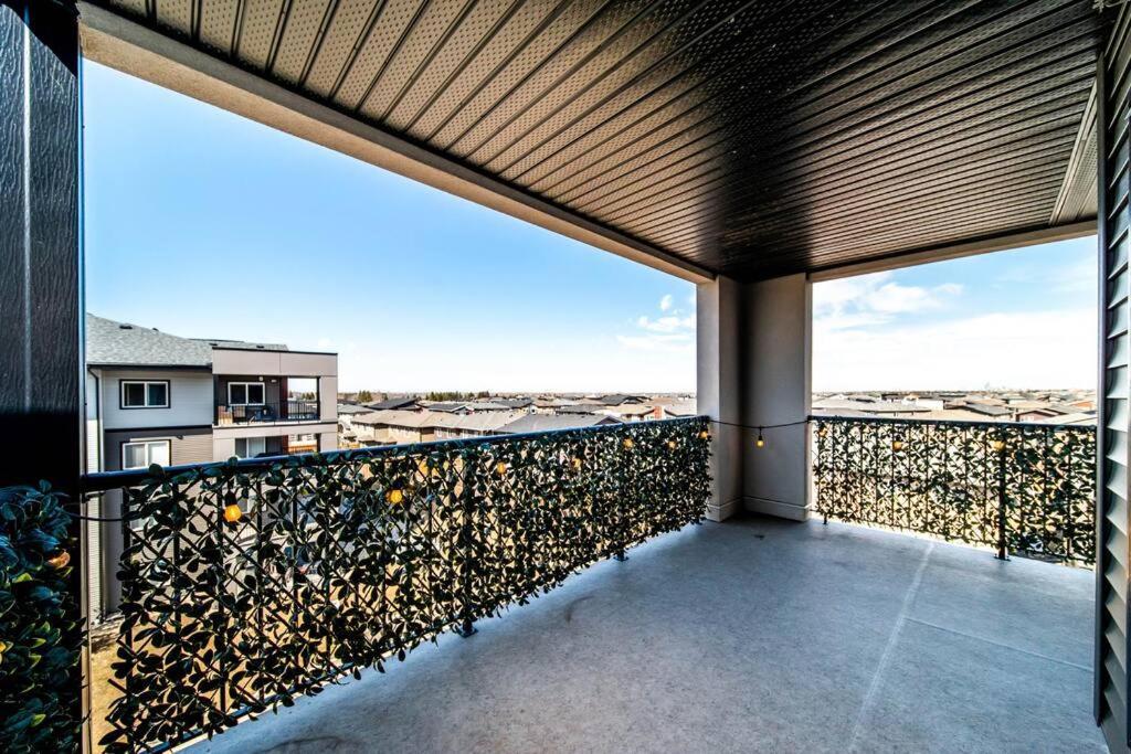Bright Luxe Condo, Ac, Top Floor, King Bed, Balcony! Edmonton Exterior photo