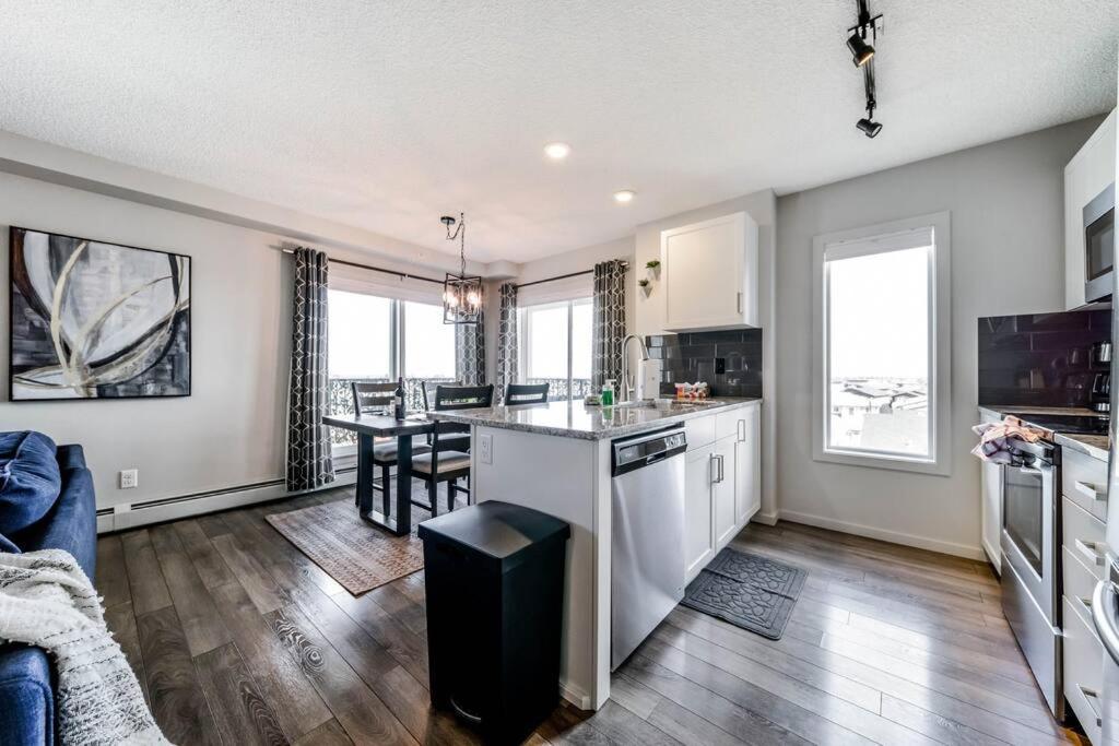 Bright Luxe Condo, Ac, Top Floor, King Bed, Balcony! Edmonton Exterior photo