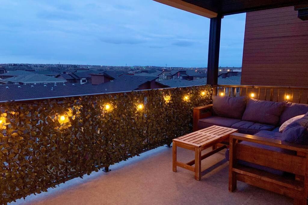 Bright Luxe Condo, Ac, Top Floor, King Bed, Balcony! Edmonton Exterior photo