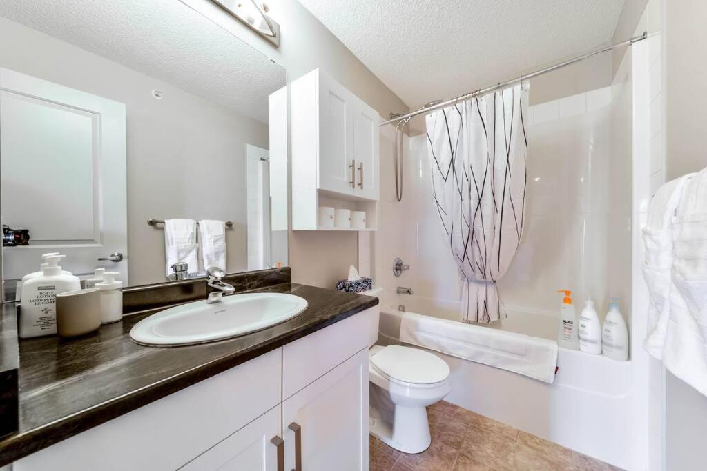 Bright Luxe Condo, Ac, Top Floor, King Bed, Balcony! Edmonton Exterior photo