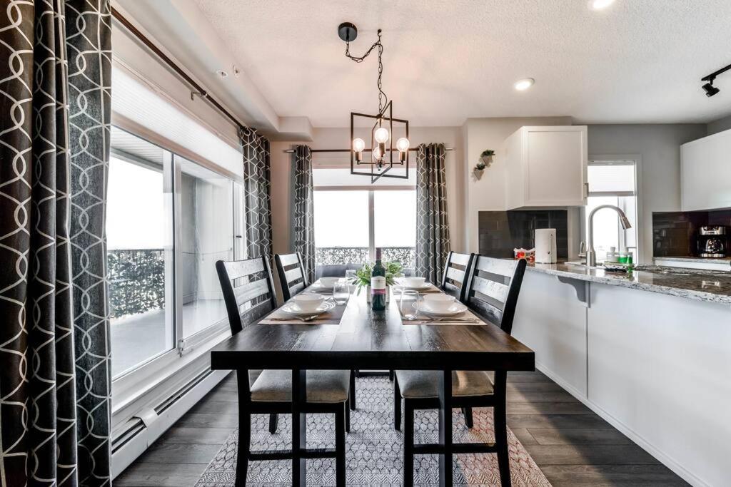 Bright Luxe Condo, Ac, Top Floor, King Bed, Balcony! Edmonton Exterior photo