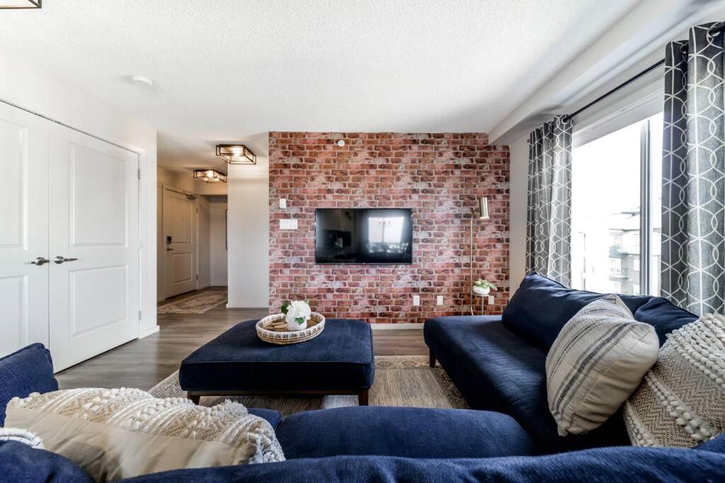Bright Luxe Condo, Ac, Top Floor, King Bed, Balcony! Edmonton Exterior photo