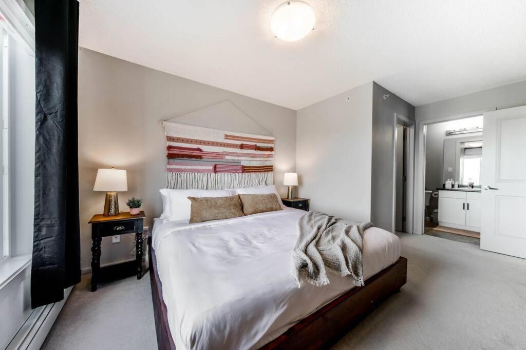 Bright Luxe Condo, Ac, Top Floor, King Bed, Balcony! Edmonton Exterior photo