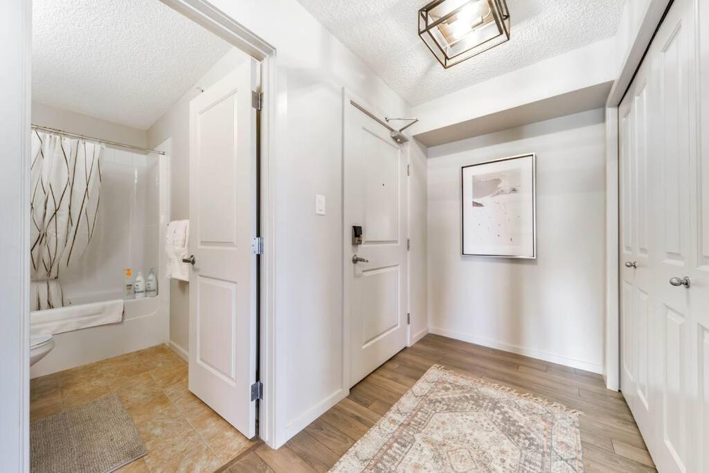 Bright Luxe Condo, Ac, Top Floor, King Bed, Balcony! Edmonton Exterior photo