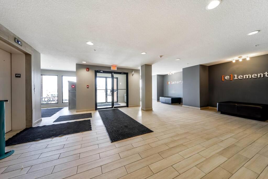 Bright Luxe Condo, Ac, Top Floor, King Bed, Balcony! Edmonton Exterior photo