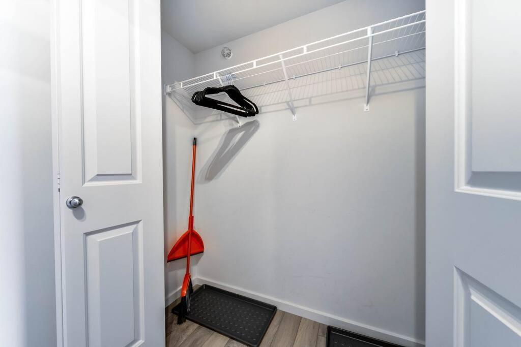 Bright Luxe Condo, Ac, Top Floor, King Bed, Balcony! Edmonton Exterior photo