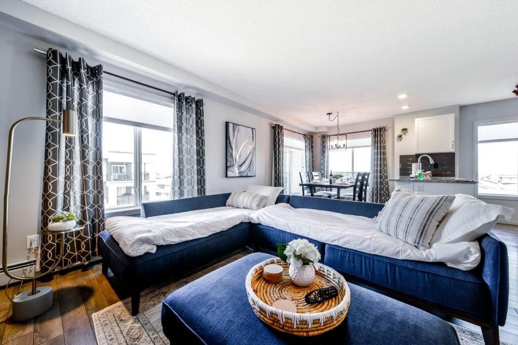 Bright Luxe Condo, Ac, Top Floor, King Bed, Balcony! Edmonton Exterior photo