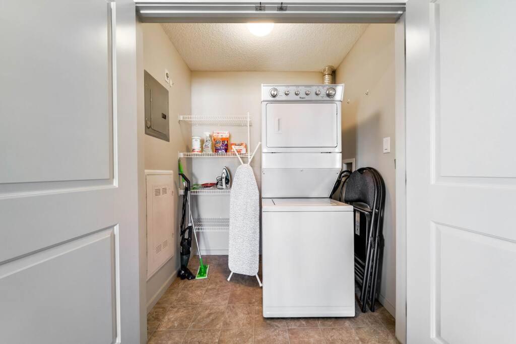 Bright Luxe Condo, Ac, Top Floor, King Bed, Balcony! Edmonton Exterior photo